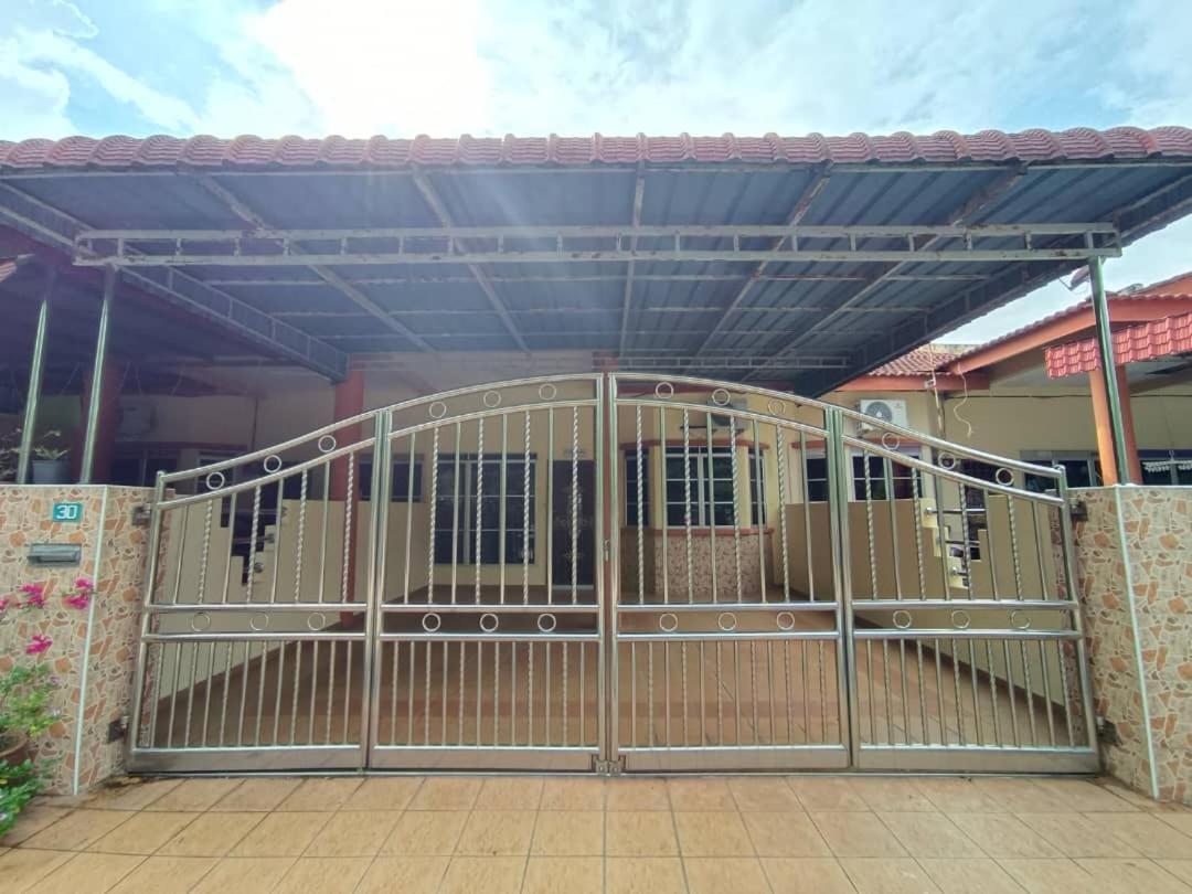 Villa Khaafi Seri Iskandar *