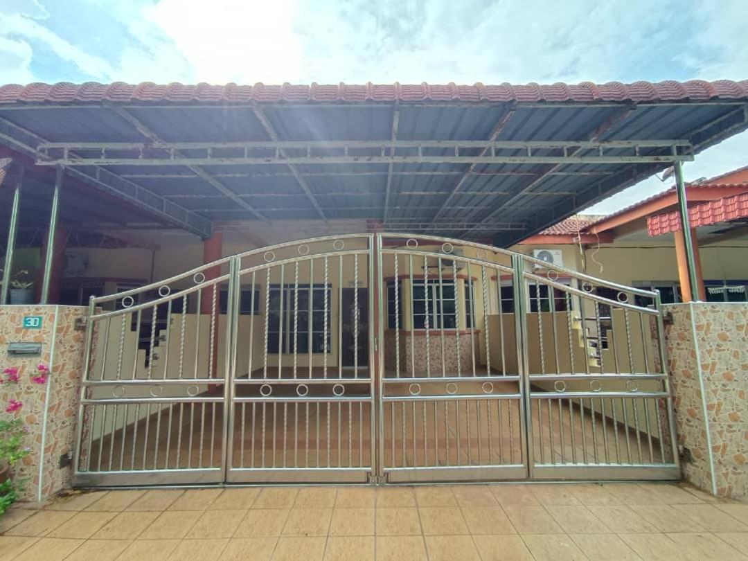 Villa Khaafi Seri Iskandar